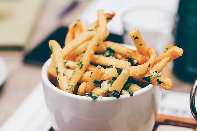 Come fare le patatine fritte croccanti e ben dorate a casa come al pub