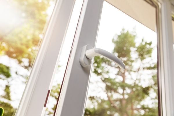 Come regolare una porta finestra in PVC Come regolare una porta finestra in PVC