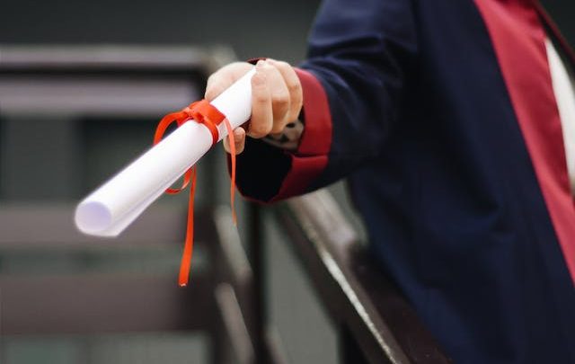 Ritratti Gialli Personalizzati: Un Tocco Simpsoniano per Celebrare la Laurea!