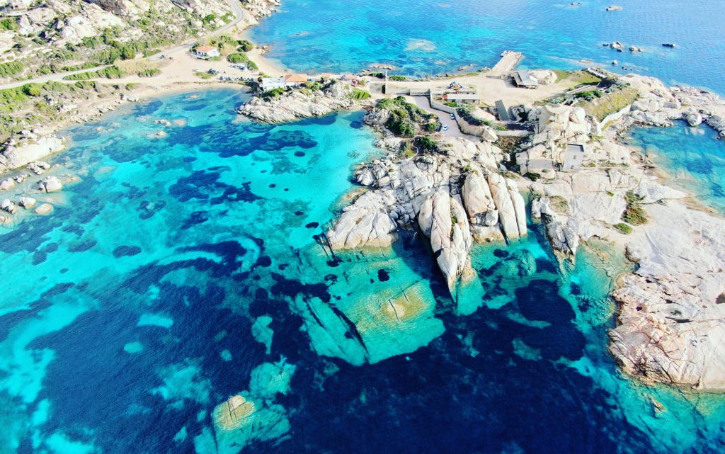 Costa Smeralda: Crocevia di Lusso e Natura nel Nord della Sardegna Costa Smeralda: Crocevia di Lusso e Natura nel Nord della Sardegna