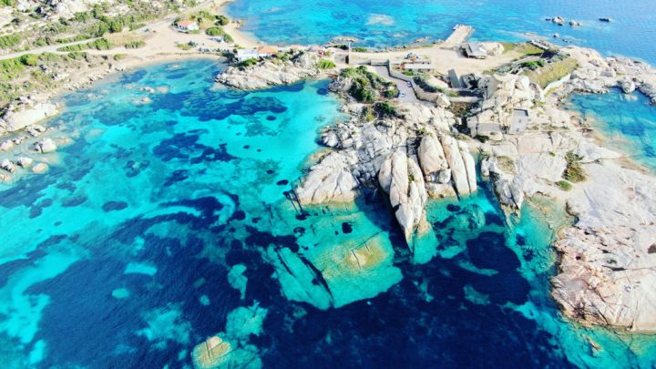 Costa Smeralda: Crocevia di Lusso e Natura nel Nord della Sardegna