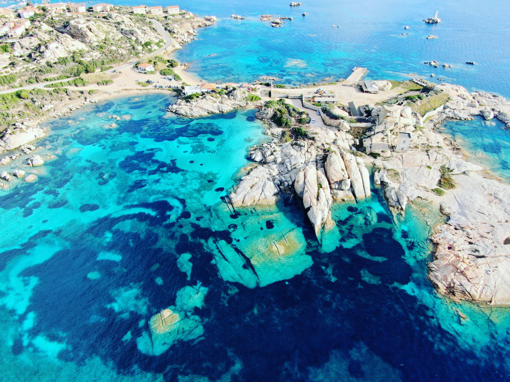 Costa Smeralda: Crocevia di Lusso e Natura nel Nord della Sardegna