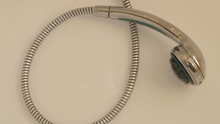 Come sostituire il flessibile della doccia