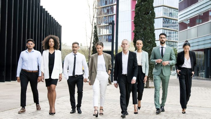 Dress Code per Cene Aziendali: Come Interpretare e Adattare il Tuo Stile per Ogni Occasione