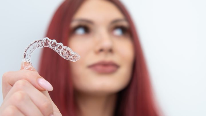 Ortodonzia Trasparente vs. Apparecchi Tradizionali: Quale è Migliore
