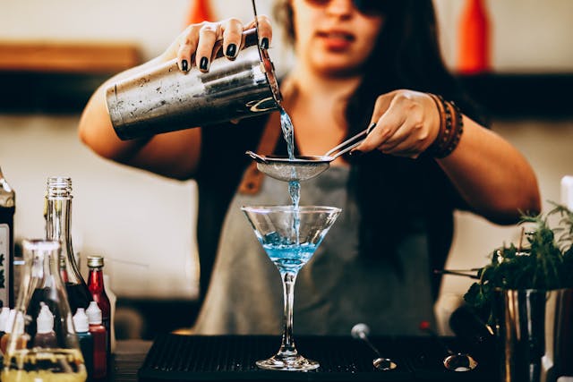 Diventare Mixologist: cosa studiare e come iniziare
