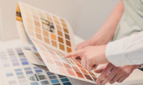 Infissi scuri o chiari: come scegliere il colore giusto tra luce, spazi e facciata