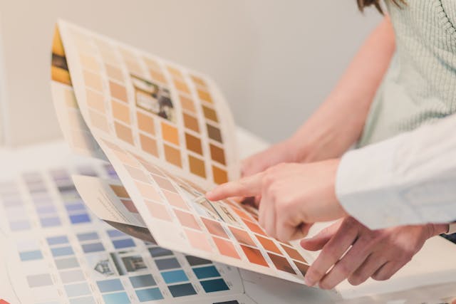 Infissi scuri o chiari: come scegliere il colore giusto tra luce, spazi e facciata
